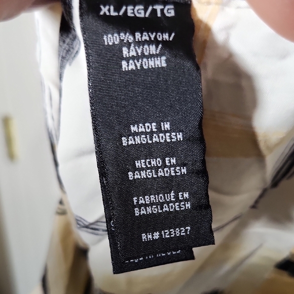 Fresh Black and Tan Casual Button Down Shirt with Geometric Pattern - Picture 5 of 7